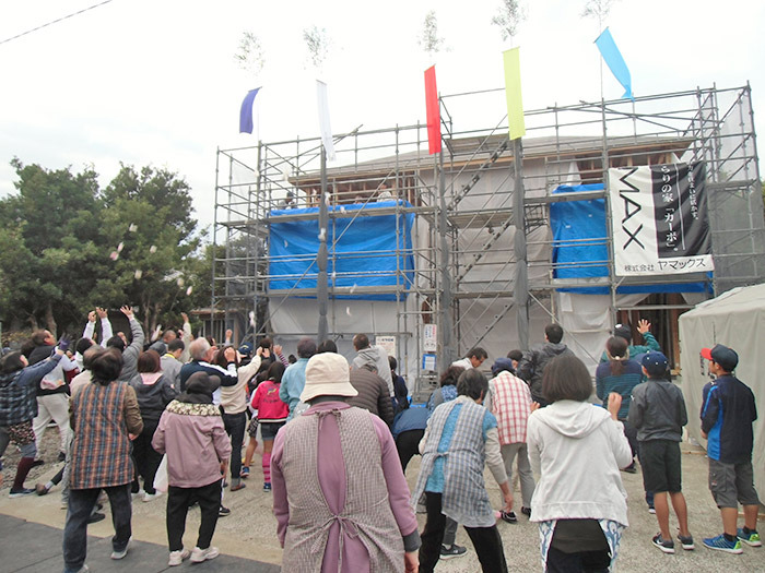 ヤマックスyamax家新築天草市有明町T様上棟餅投げ5.jpg