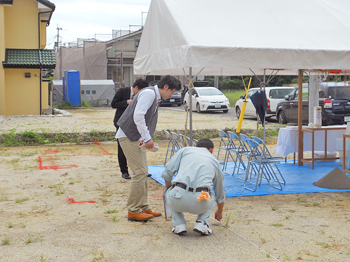 熊本市東区小山U様邸地鎮祭2その間にU様は配置の説明をご確認